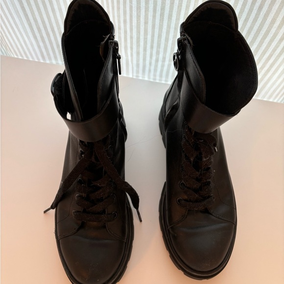 Black boots - Picture 3 of 8